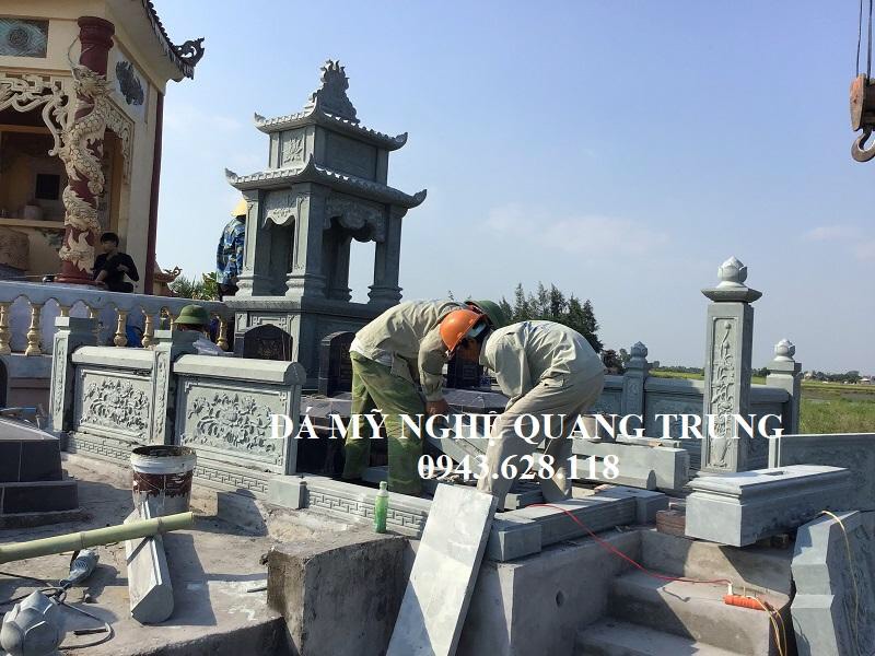 Nghệ nhân đánh bóng mặt đá tại xưởng Ninh Vân