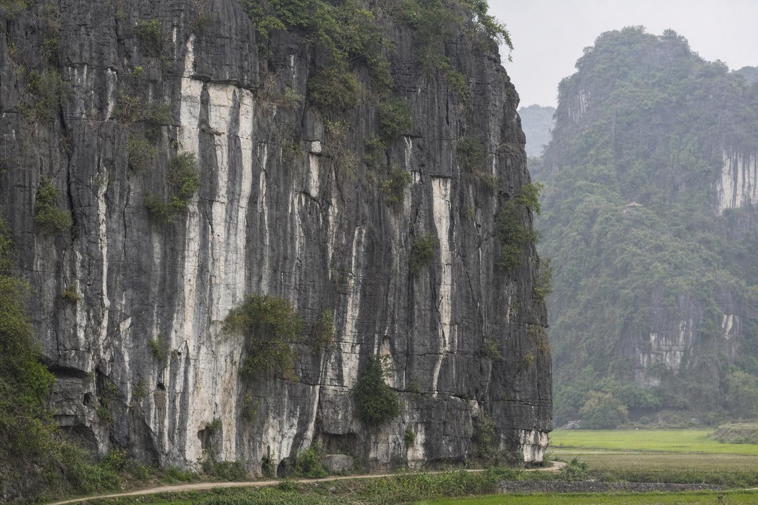 Cổng đá và lối vào khu lăng mộ