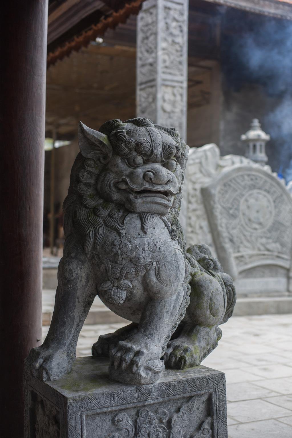 Tượng đá, cuốn thư, linh vật đá