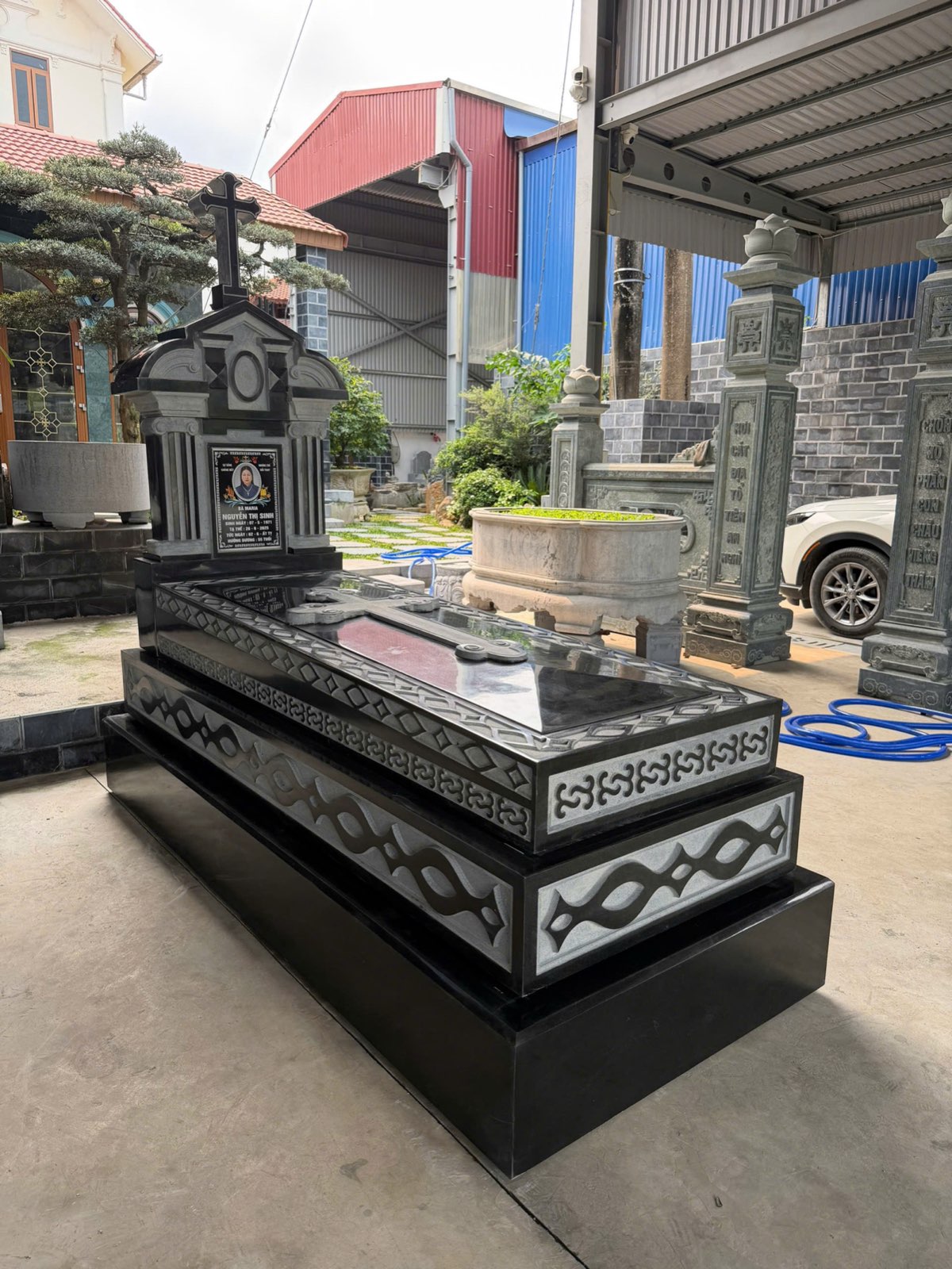 Nên Chọn Mộ Đá Granite Hay Đá Xanh Tự Nhiên