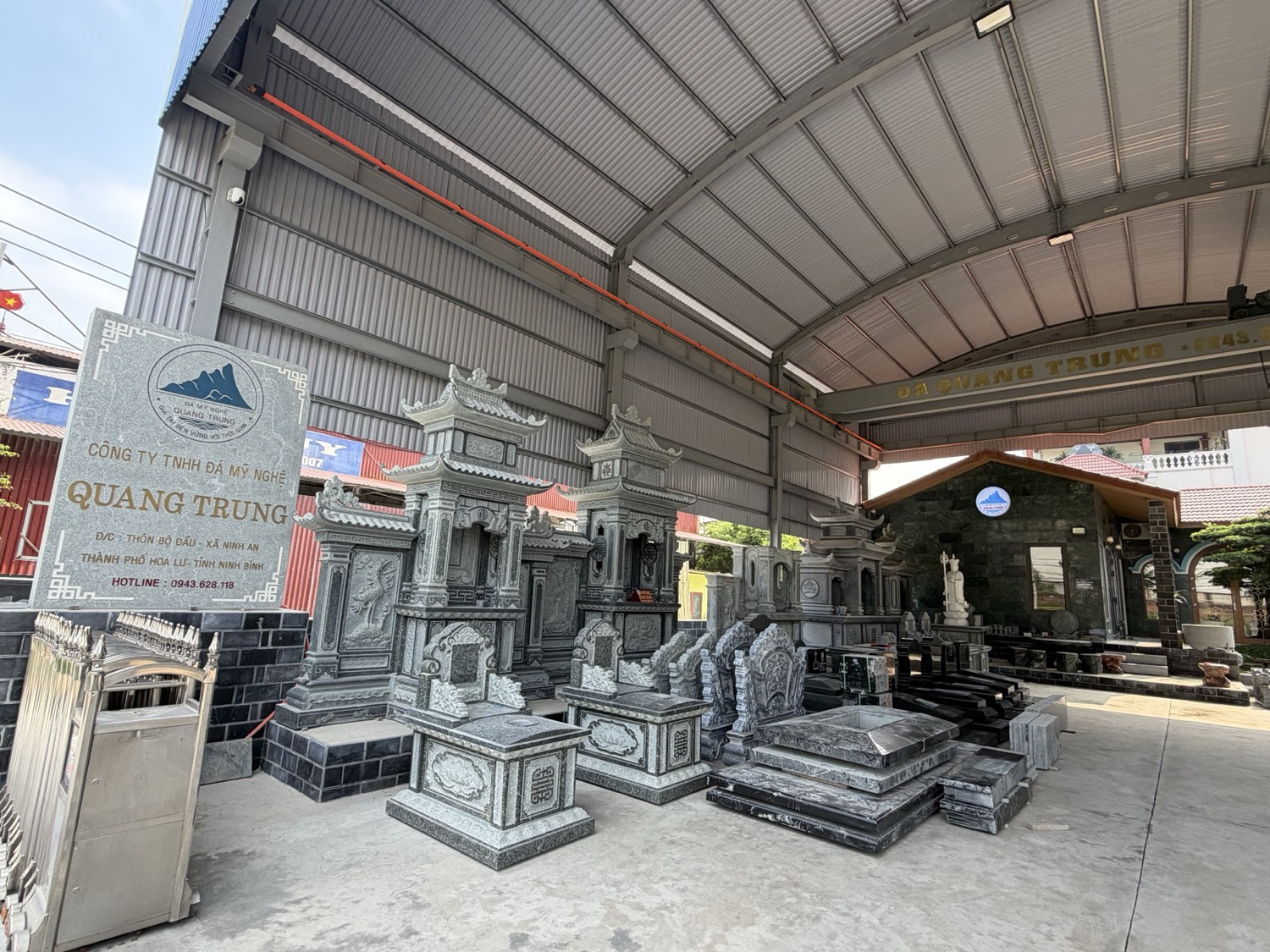 Văn phòng giới thiệu sản phẩm Đá Mỹ Nghệ Quang Trung · khu trưng bày lăng mộ, cuốn thư đá mẫu