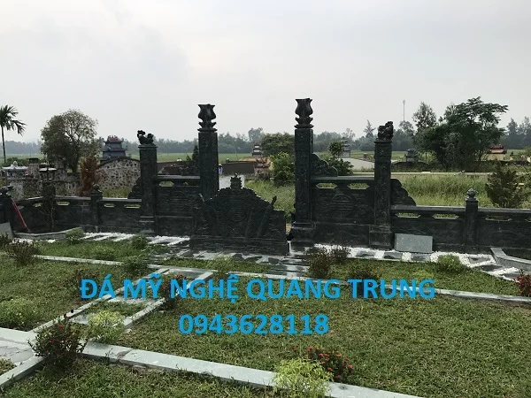 Khu Cổng Lăng mộ đá với 4 cột trụ đá và Cuốn thư đá xanh rêu đẹp.