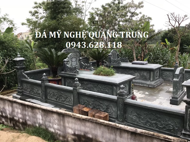 Lăng mộ đá với hai ngôi mộ đơn có kích thước rất lớn và bề thế