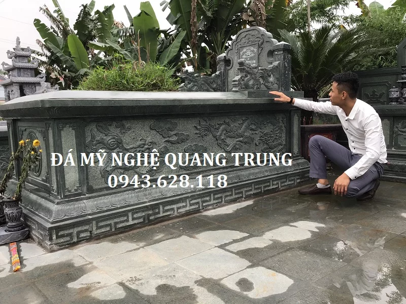 Mộ đơn đá xanh rêu khắc rồng rất chi tiết và tinh xảo
