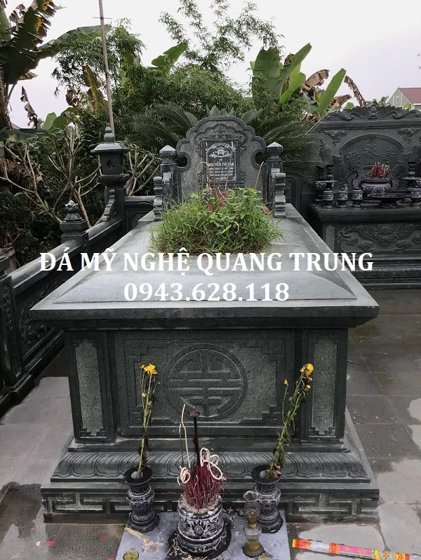 Ngôi mộ đá được thiết kế rất vững chắc với những phiến đá xanh rêu có bề dày lên tới 20cm