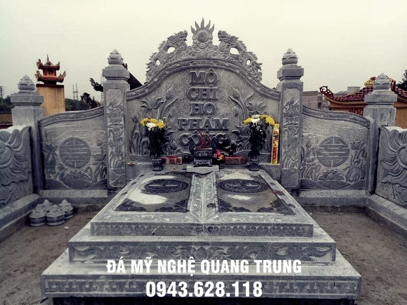 Khu lang mo da dep Quang Trung với ngôi mộ đôi đặt chính diện của khu lăng mộ đá, ngôi mộ được thiết kế tam cấp, từ các phiến đá vuông vắn xếp tầng lên nhau, đây là một trong những mẫu thiết kế đơn giản, hiện đại