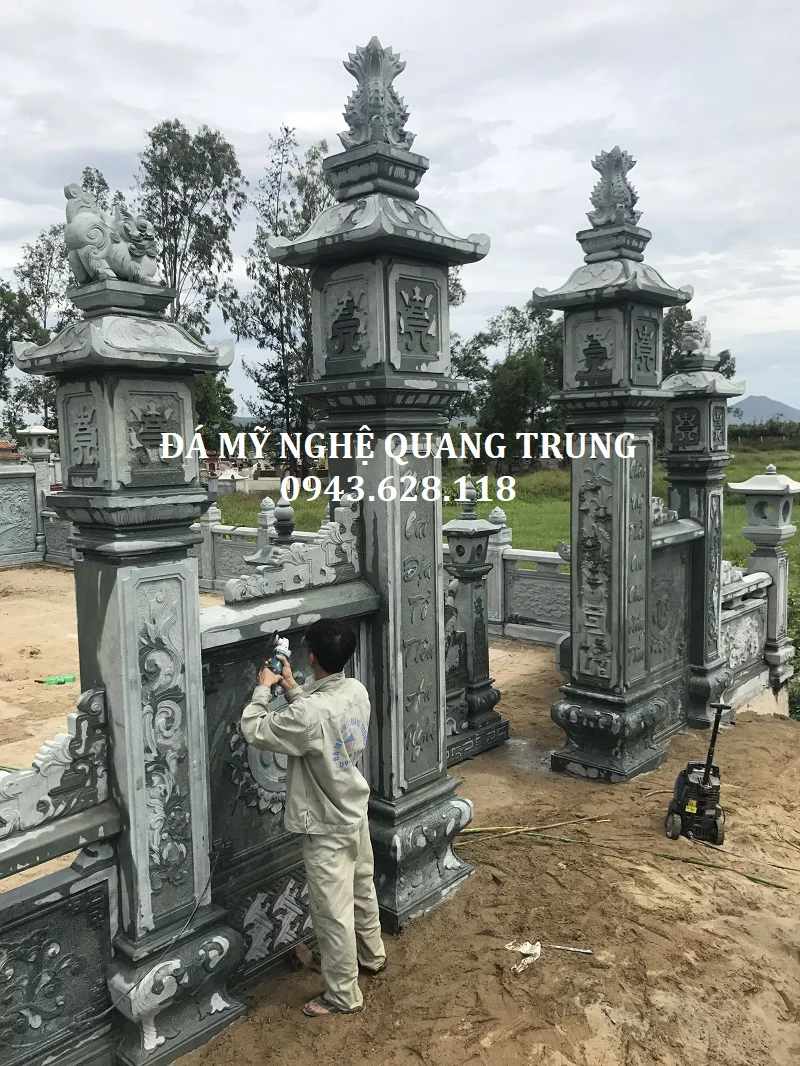 Cột cổng đá xanh rêu với cuốn thư đá bên trong