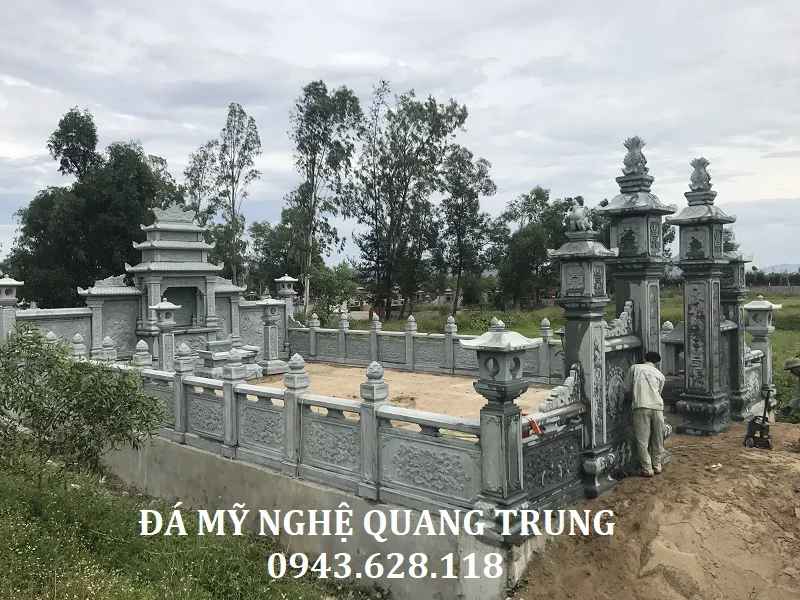 Tổng thể Lăng mộ đá xanh rêu cao cấp do Đá mỹ nghệ Quang Trung lắp đặt tại Nghệ An – đây là một khu lăng mộ với kích thước lớn, tất cả các hạng mục: lăng thờ đá 3 mái, Mộ xanh rêu, Lan can đá xanh rêu, Cuốn thư (Bình phong), Cổng đá tứ trụ, Bàn lễ đá, Đèn đá trang trí, Lò hóa sớ đều được Đá mỹ nghệ Quang Trung thi công với kích thước lớn và sắc nét, kênh bong tinh xảo.