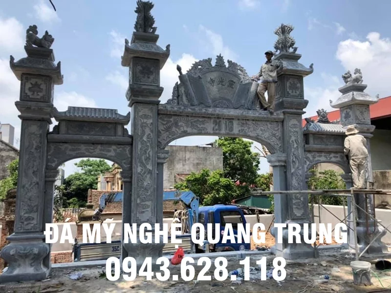 Cổng đình làng bằng đá với cuốn thư đá ở trên hai bên là hai cột trụ đá to và hai cổng phụ nhỏ hơn.