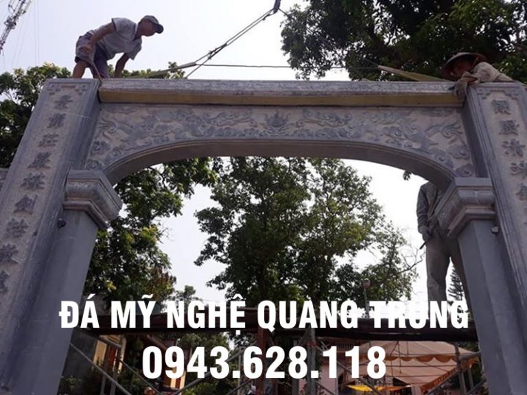 Cổng làng bằng đá xanh nguyên khối, có thiết kế đơn giản