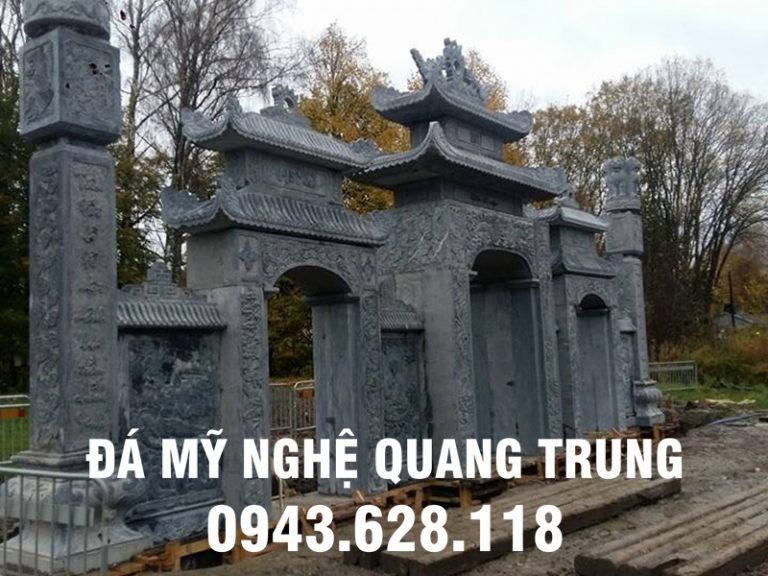 Cổng làng bằng đá tam quan hai mái với hai cột trụ đá