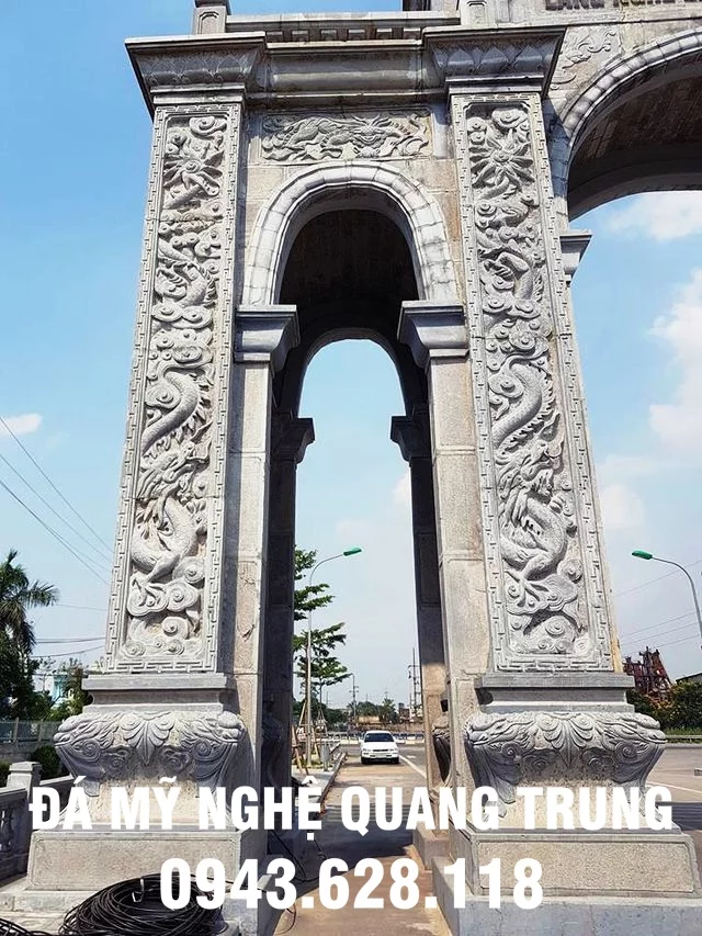 Hình ảnh khắc rồng rất tinh vi ở hai cột trụ đá của cổng làng bằng đá