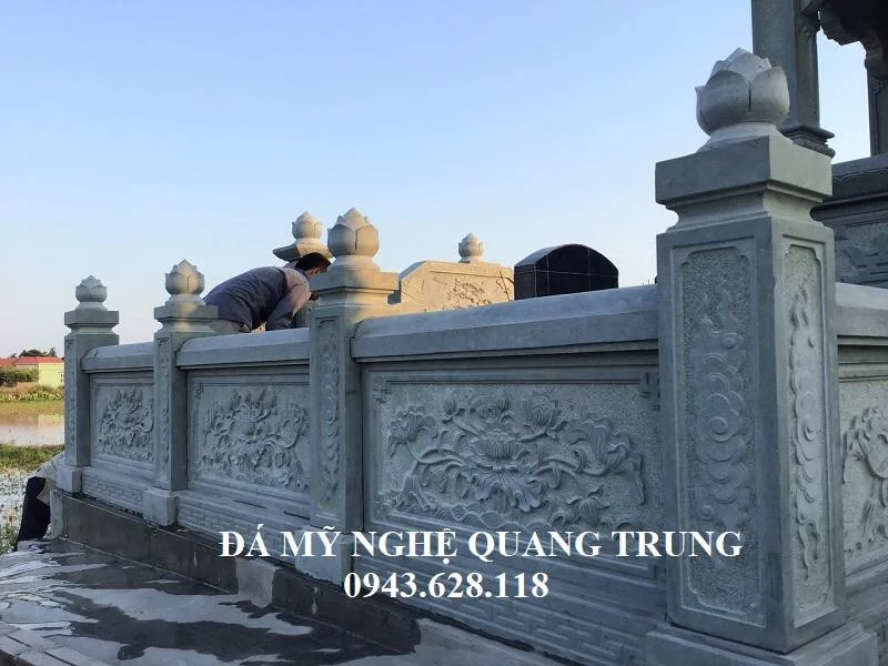 Lan can da xanh reu dep voi Hoa Sen