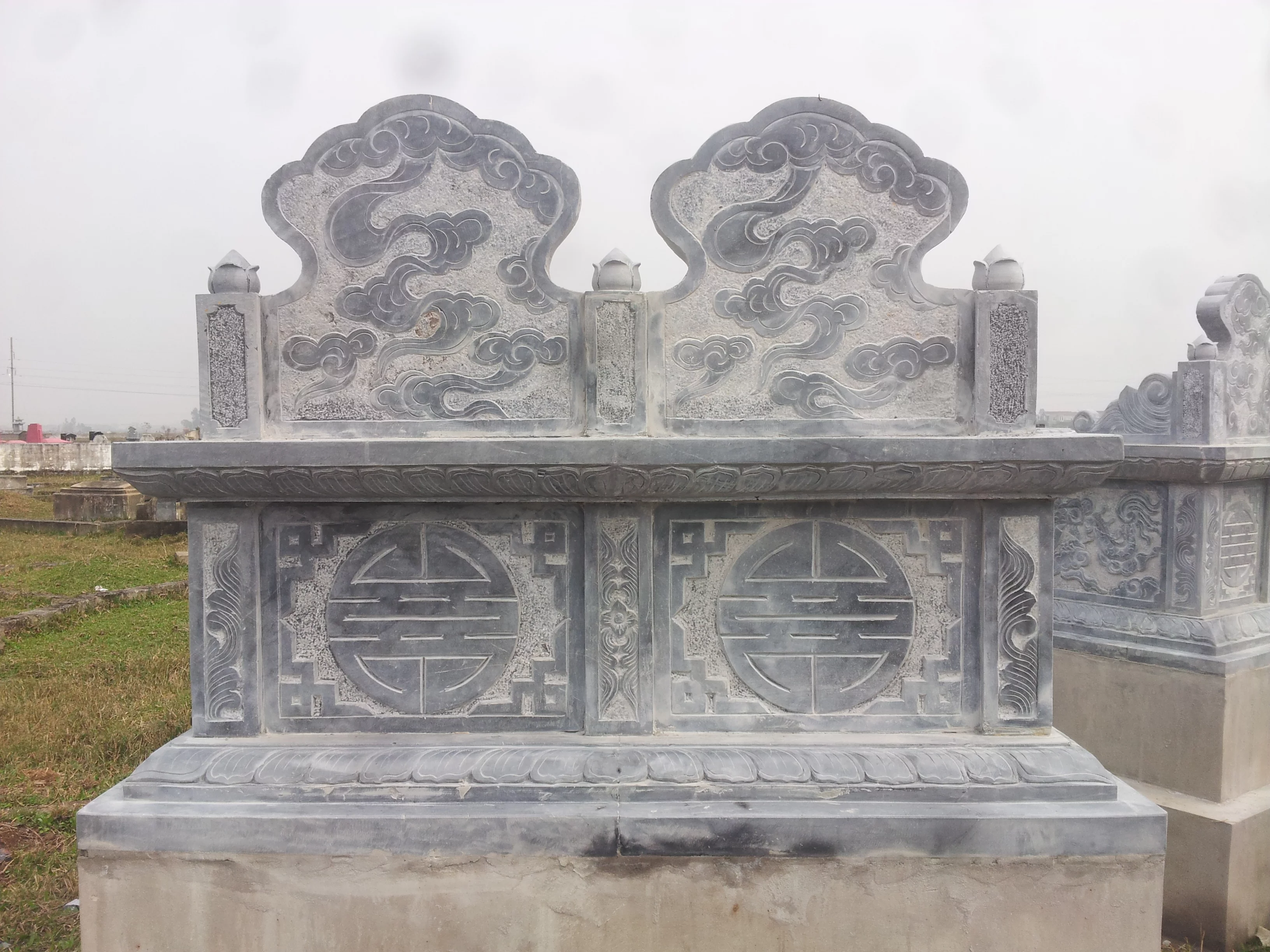 Mộ đá đôi granite nguyên khối — toàn cảnh công trình tại Nam Định do Đá Mỹ Nghệ Quang Trung thi công