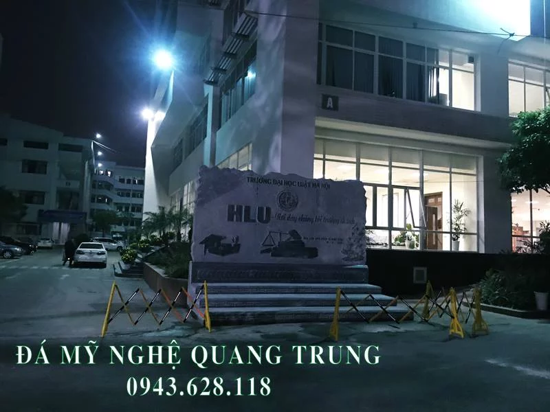Tư vấn, thi công, lắp đặt Bia đá tự nhiên Trường Đại học Luật Hà Nội 56 Bia da tu nhien duoi anh den