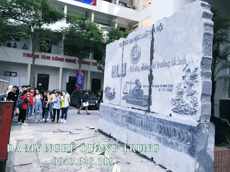Tư vấn, thi công, lắp đặt Bia đá tự nhiên Trường Đại học Luật Hà Nội 48 Cac em Sinh vien dang rat hao huc Bia da cua truong minh