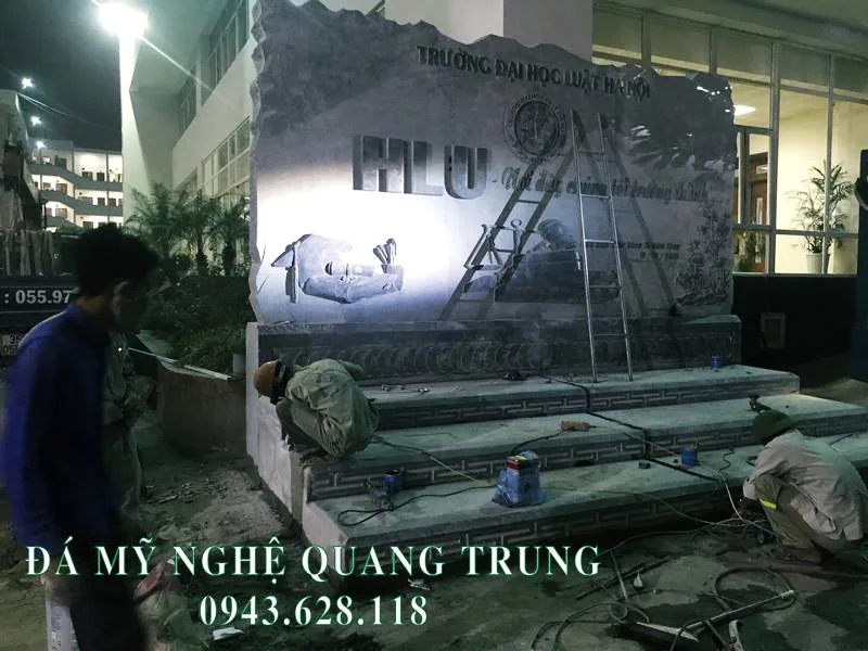 Tư vấn, thi công, lắp đặt Bia đá tự nhiên Trường Đại học Luật Hà Nội 46 Cac nghe nhan rat tap trung day nhanh tien do hoan thien