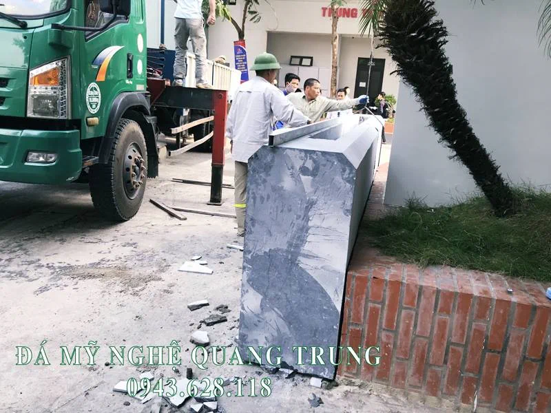 Tư vấn, thi công, lắp đặt Bia đá tự nhiên Trường Đại học Luật Hà Nội 43 Chan de cua Bia da co do day khoang 60cm