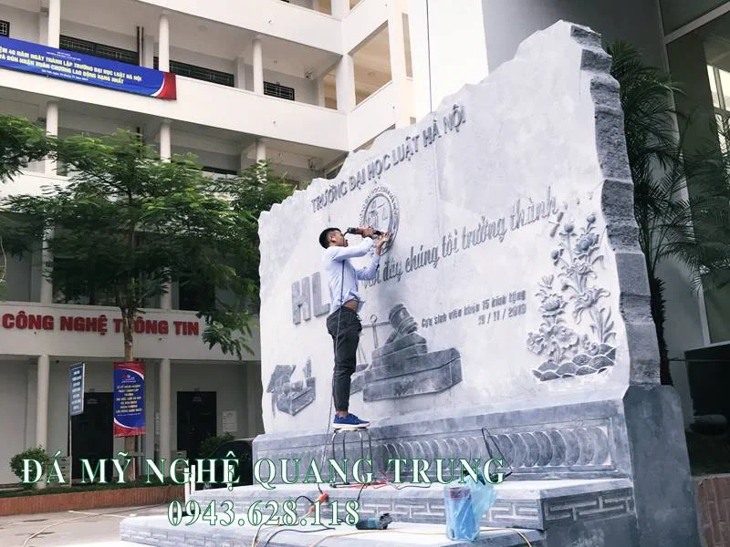 Tư vấn, thi công, lắp đặt Bia đá tự nhiên Trường Đại học Luật Hà Nội 41 Chi tiet cua Logo duoc nghe nhan Quang Trung danh bong