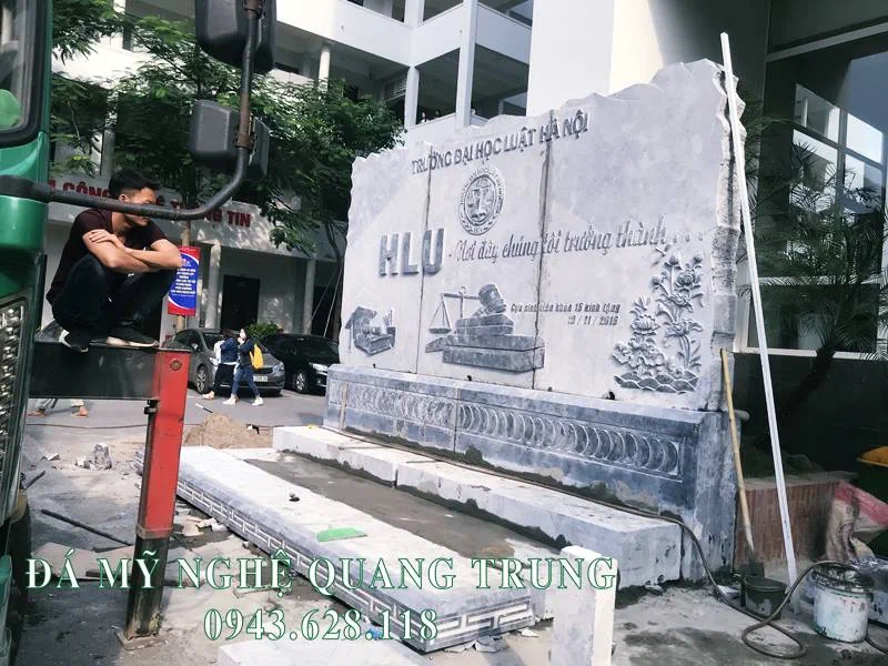 Tư vấn, thi công, lắp đặt Bia đá tự nhiên Trường Đại học Luật Hà Nội 40 Chi tiet hinh anh chan mong duoc thiet ke theo bac tam cap