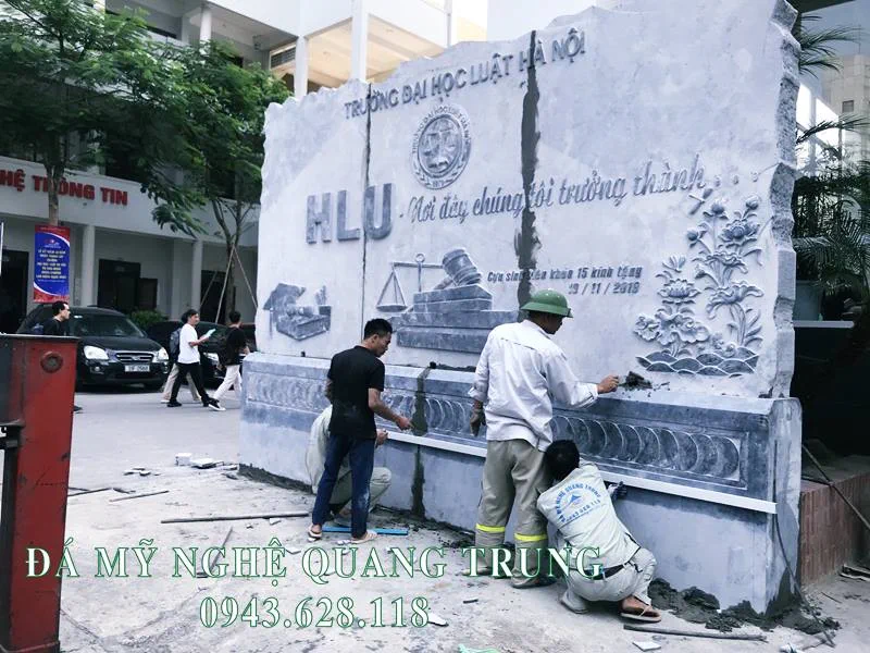 Tư vấn, thi công, lắp đặt Bia đá tự nhiên Trường Đại học Luật Hà Nội 38 Got giua Bia da tu nhien rat tinh vi - sac xao