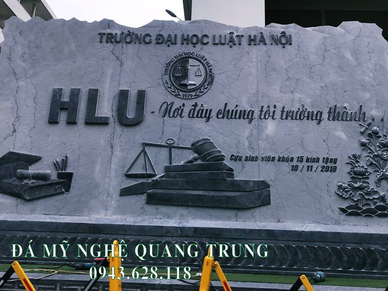 Hinh anh Bia da tu nhien bang da xanh reu nguyen khoi cua Truong Dai hoc Luat Ha Noi