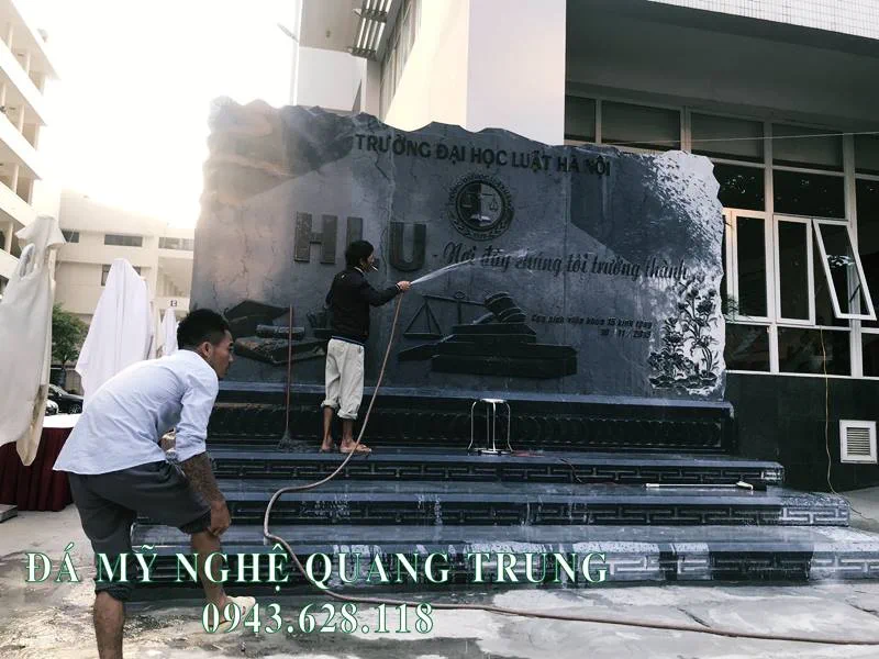 Tư vấn, thi công, lắp đặt Bia đá tự nhiên Trường Đại học Luật Hà Nội 30 Hinh anh Nghe nhan Quang Trung cung cac tho hoan thien Bia da tu nhien