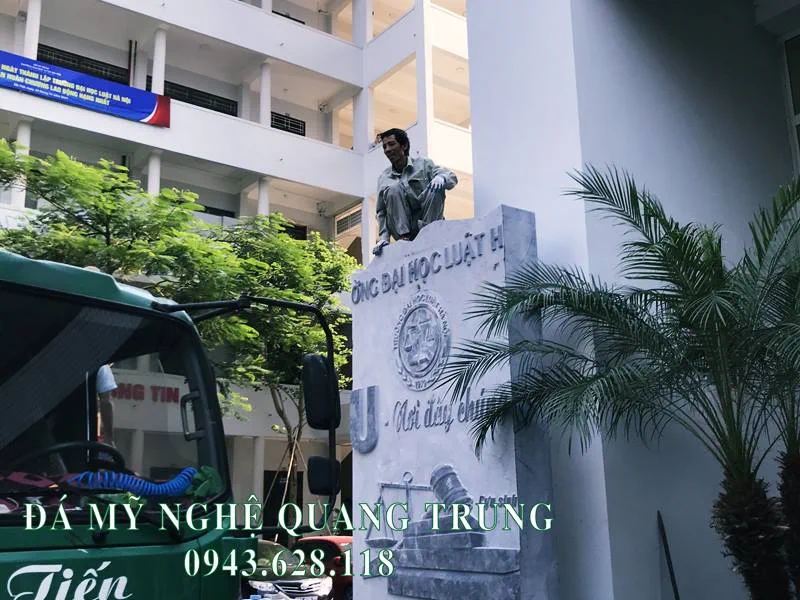 Tư vấn, thi công, lắp đặt Bia đá tự nhiên Trường Đại học Luật Hà Nội 24 Lap dat cac phien da khoi co trong luong hon 3000kg