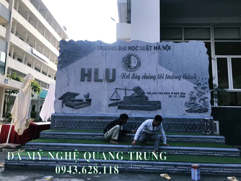 Tư vấn, thi công, lắp đặt Bia đá tự nhiên Trường Đại học Luật Hà Nội 19 Moi nguoi cung nhau hoan thien Bia da tu nhien dung tien do