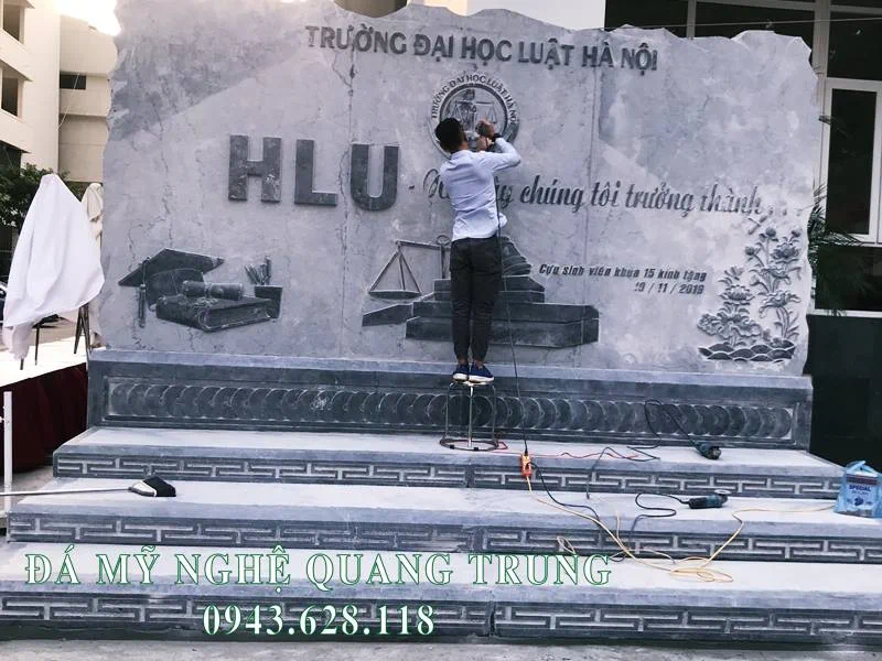 Tư vấn, thi công, lắp đặt Bia đá tự nhiên Trường Đại học Luật Hà Nội 15 Nghe nhan Quang Trung dang got giua lai Logo cua Nha Truong