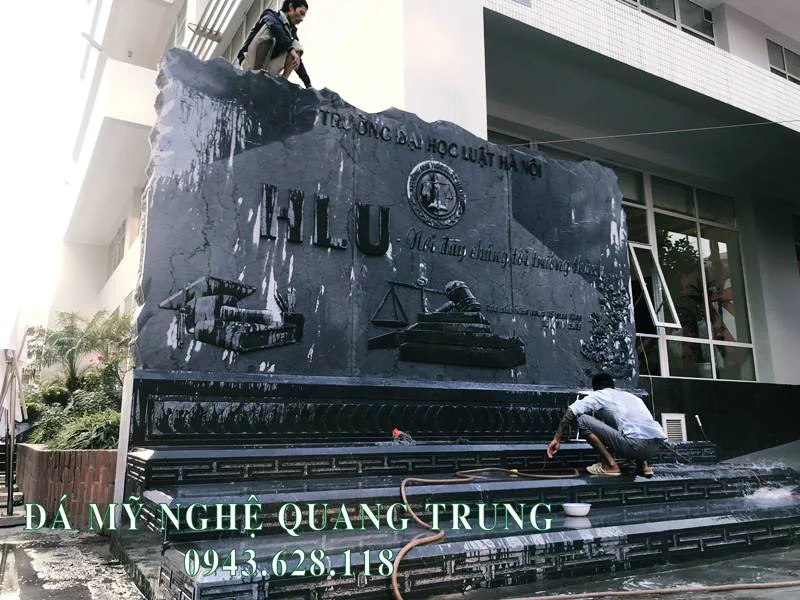 Tư vấn, thi công, lắp đặt Bia đá tự nhiên Trường Đại học Luật Hà Nội 14 Nghe nhan Quang Trung rat cham chi voi Bia da tu nhien