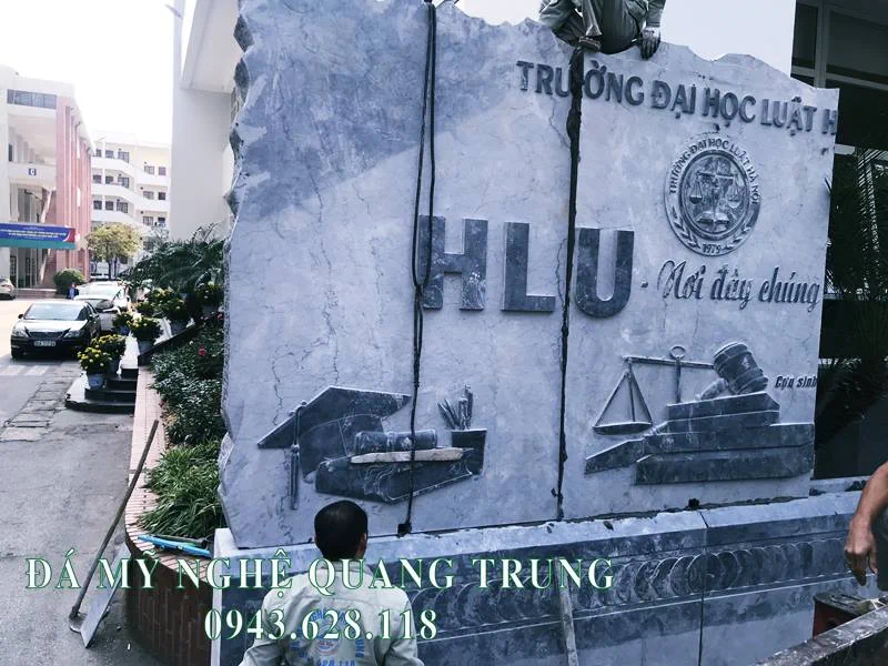 Tư vấn, thi công, lắp đặt Bia đá tự nhiên Trường Đại học Luật Hà Nội 11 Phần Bia đá tự nhiên được ghép từ 3 tấm
