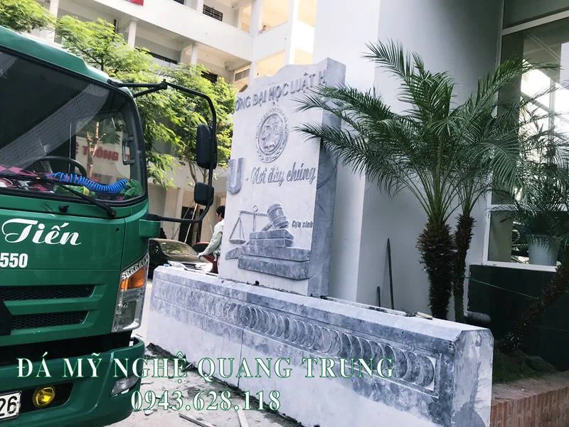 Tư vấn, thi công, lắp đặt Bia đá tự nhiên Trường Đại học Luật Hà Nội 10 Phien da ngoai cung ben phai cua Bia da