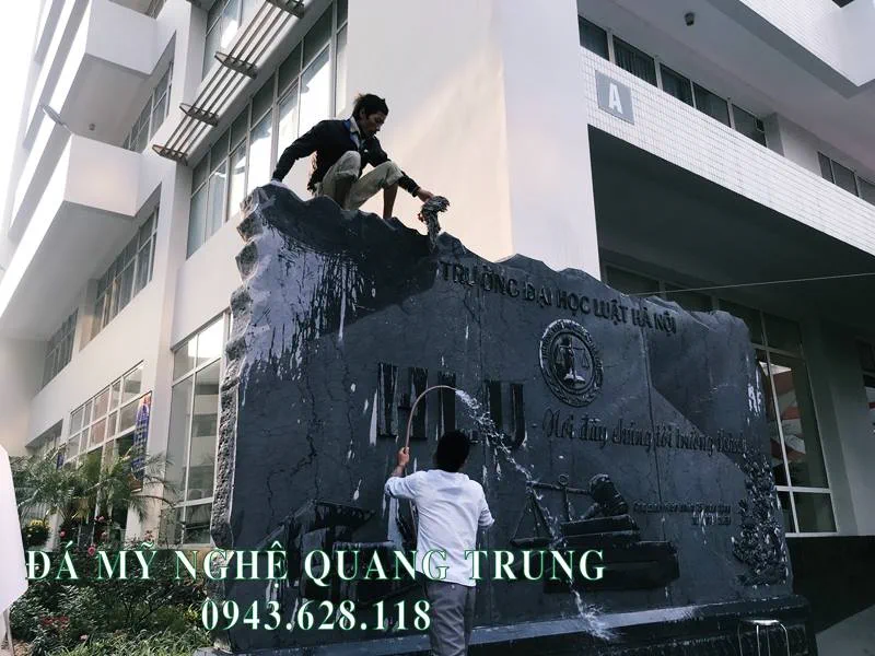 Tư vấn, thi công, lắp đặt Bia đá tự nhiên Trường Đại học Luật Hà Nội 9 Sau khi lap dat xong thi can phai rua sach danh bong tao nen chat luong cua Bia da tu nhien