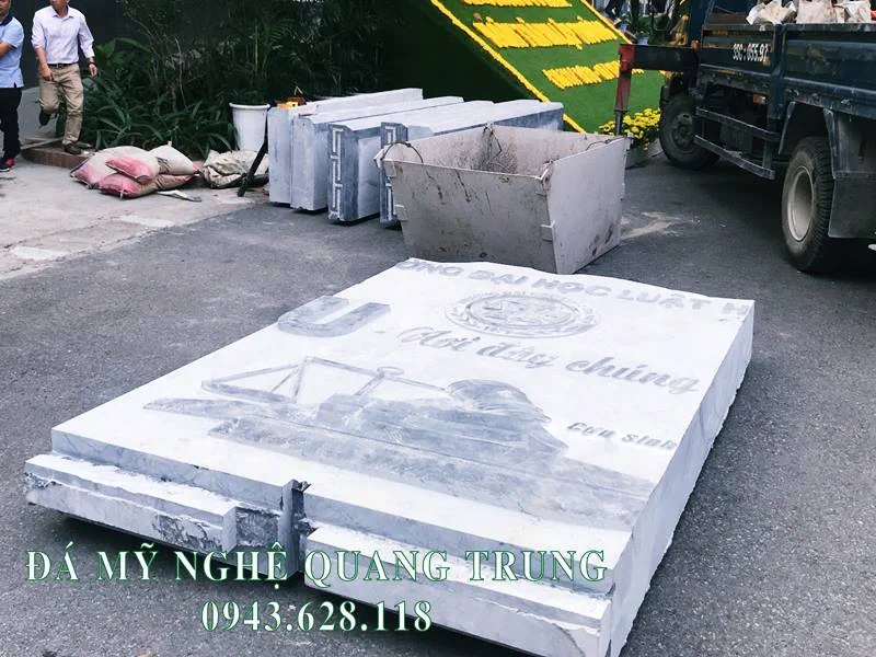 Tư vấn, thi công, lắp đặt Bia đá tự nhiên Trường Đại học Luật Hà Nội 8 Tam da khoi co do day khoang 30cm duoc khac CNC