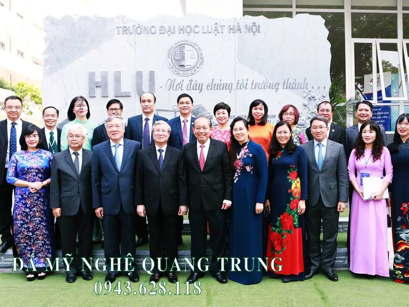Tư vấn, thi công, lắp đặt Bia đá tự nhiên Trường Đại học Luật Hà Nội 3 Đồng chí Trần Quốc Vượng - Thường trực Ban bí thư Đảng Cộng sản Việt Nam về thăm, làm việc và chụp ảnh kỷ niệm với lãnh đạo Nhà trường