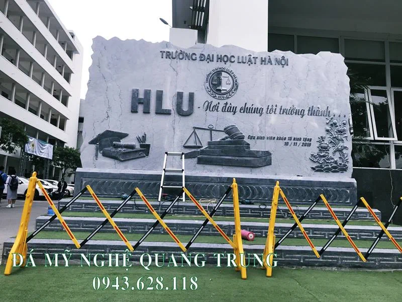 Tư vấn, thi công, lắp đặt Bia đá tự nhiên Trường Đại học Luật Hà Nội 7 Thi cong bia da tu nhien can doi hoi su can than ti mi an toan trong lao dong