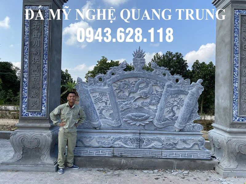 Nghệ nhân Quang Trung với sản phẩm Cuốn thư đá Lưỡng Long Trầu Nguyệt của mình chup anh ben Cuon thu da DEP