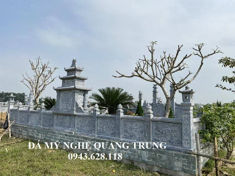 Khuon vien phia sau Lang mo da