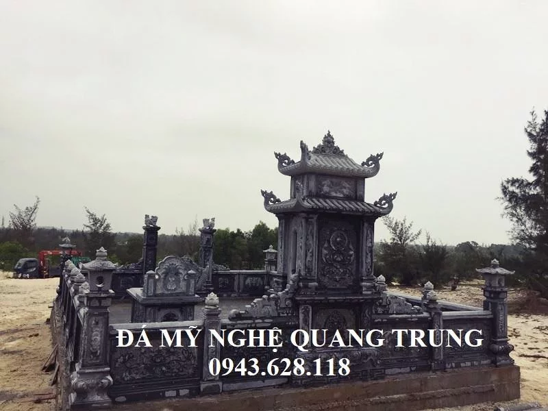 Phia sau khu lang mo da xanh reu