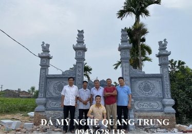 Nghe nhan tre Quang Trung chup anh luu niem cung Gia toc tại Khu lăng mộ đá