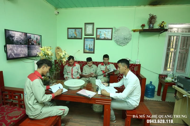 Hop giao ban tien do voi doi ngu nhan vien tai Van phong cong ty