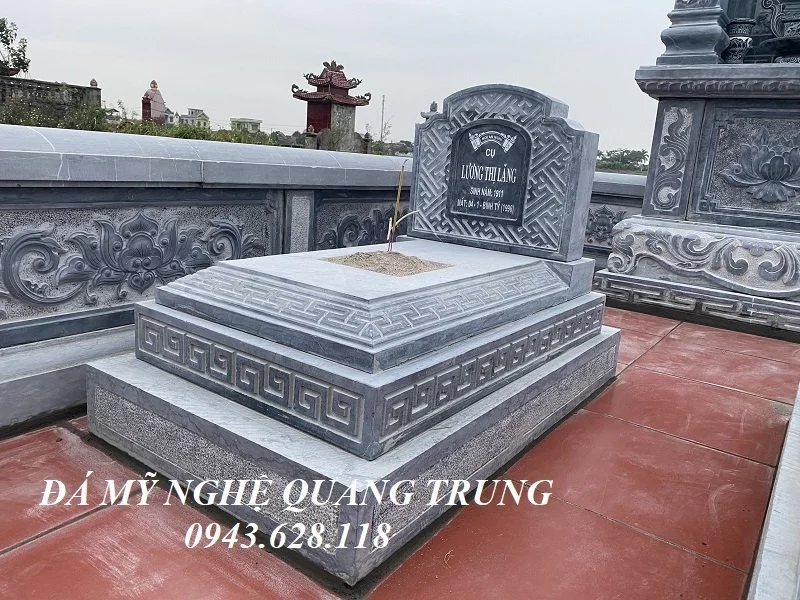 Ngoi mo da cua hai Ong Ba duoc thiet ke theo mau Tam Son khong mai