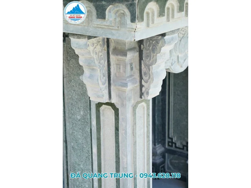 Cột cung thờ của lăng mộ 1 mái.jpg