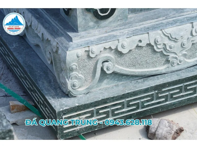 Đế lăng thờ chạm hoa văn sắc nét.jpg