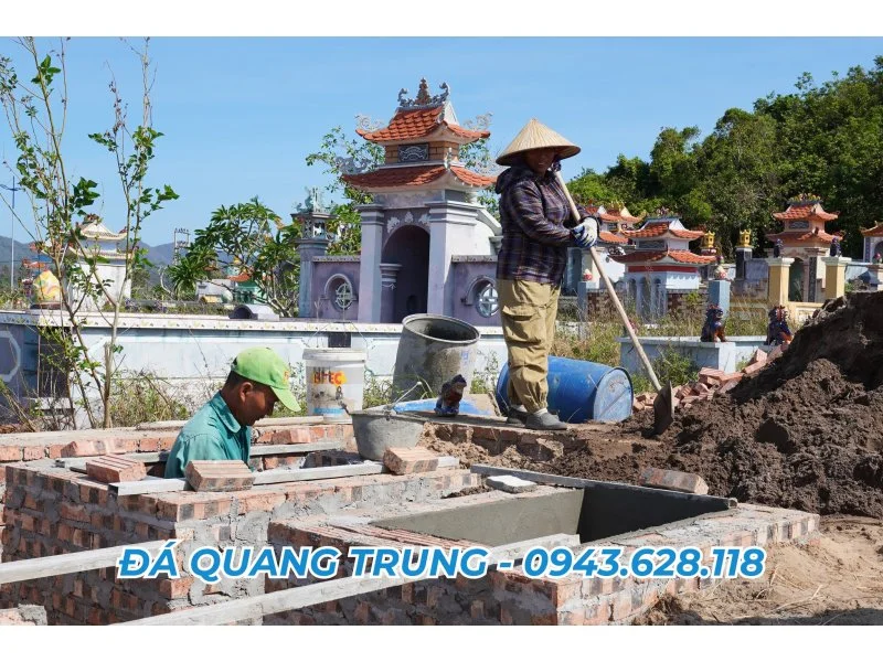 Xây móng huyệt mộ.jpg
