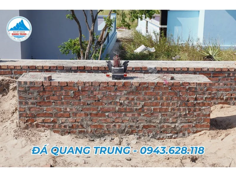 móng lăng thờ đá.jpg