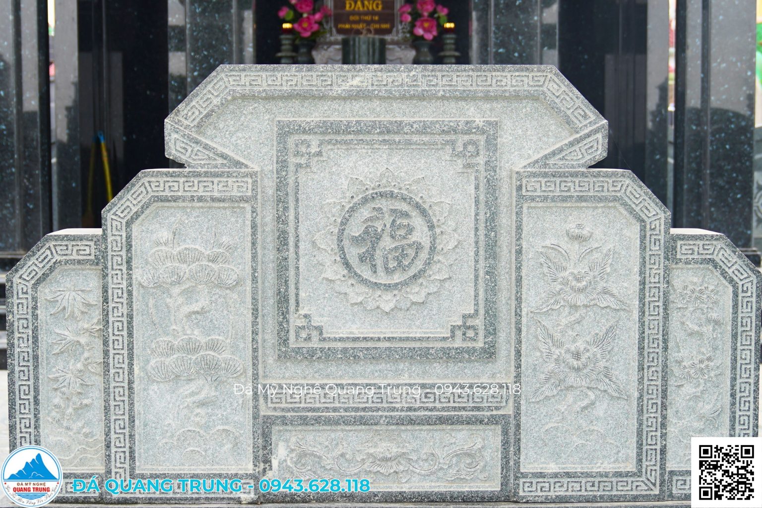 Cuốn thư granite năm ô chữ Phúc, các ô bên chạm hoa lá, nhìn gần