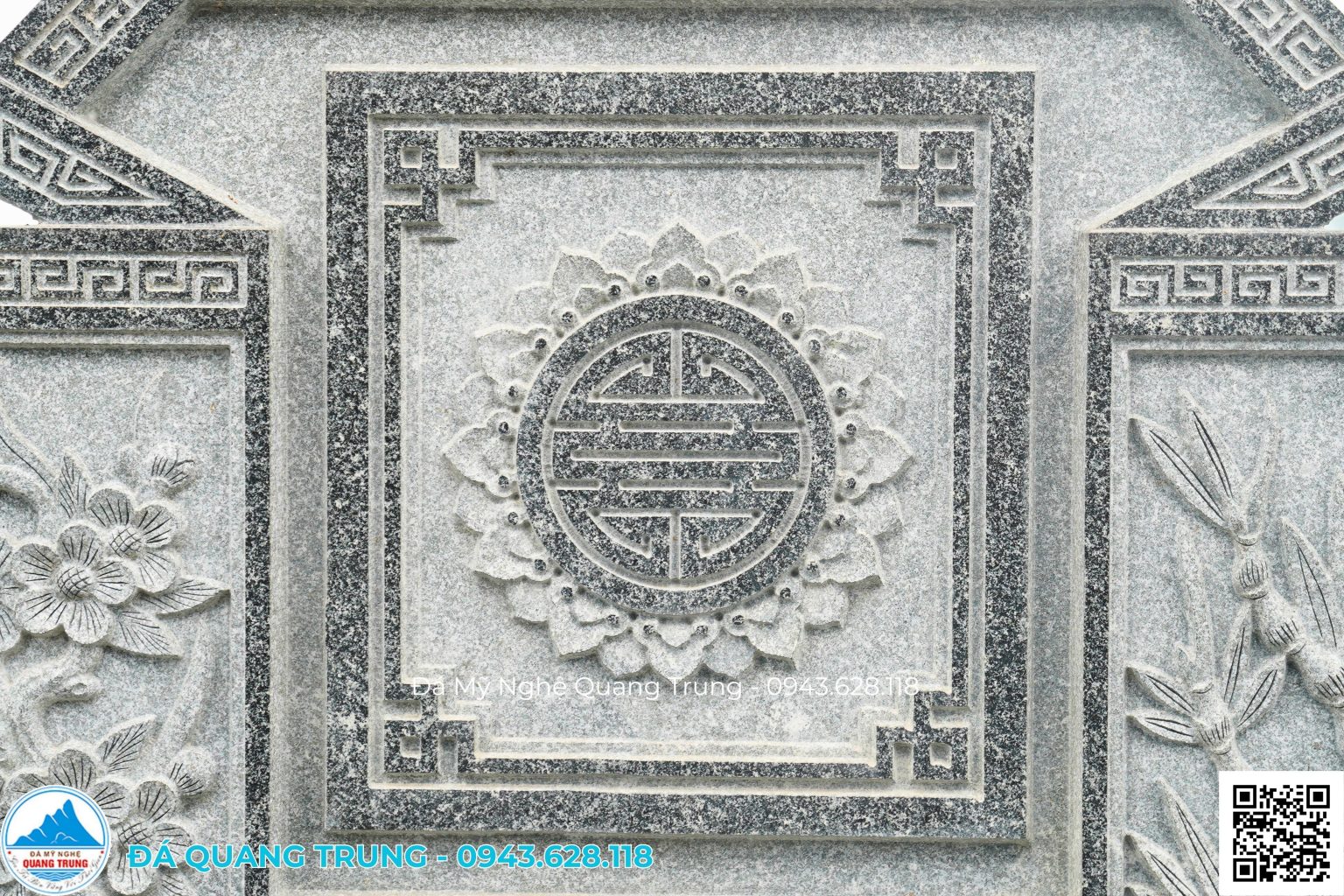 Cận cảnh ô giữa cuốn thư granite chạm chữ Thọ tròn trong bông sen