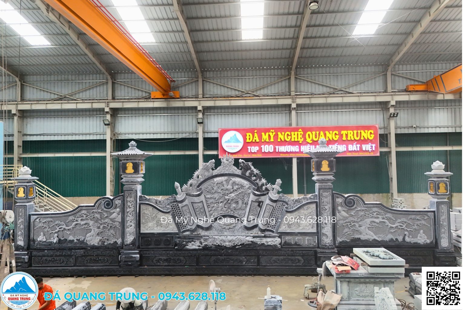 Bình phong đá xanh đen chùa Khai Nguyên dựng hoàn chỉnh trong nhà xưởng Quang Trung